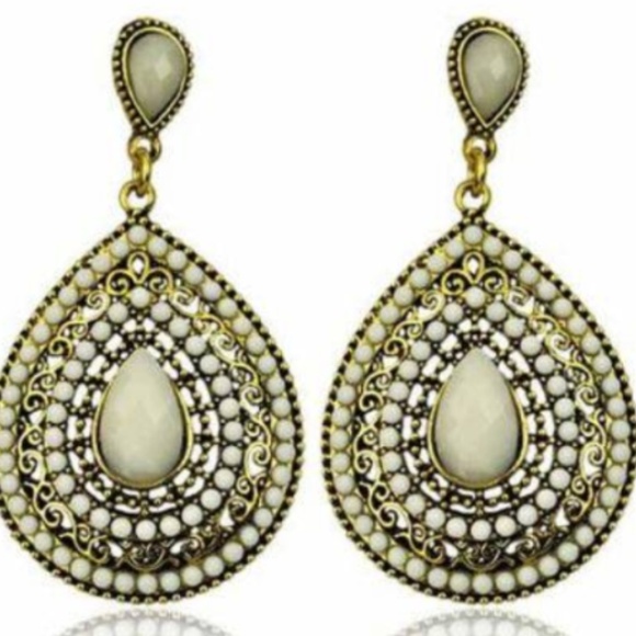 Vintage tear drop Earrings - Picture 1 of 4